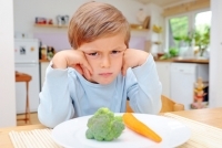 Pour que votre enfant mange des légumes, ne lui dites pas que les carottes rendent aimable ou que les épinards rendent plus fort !